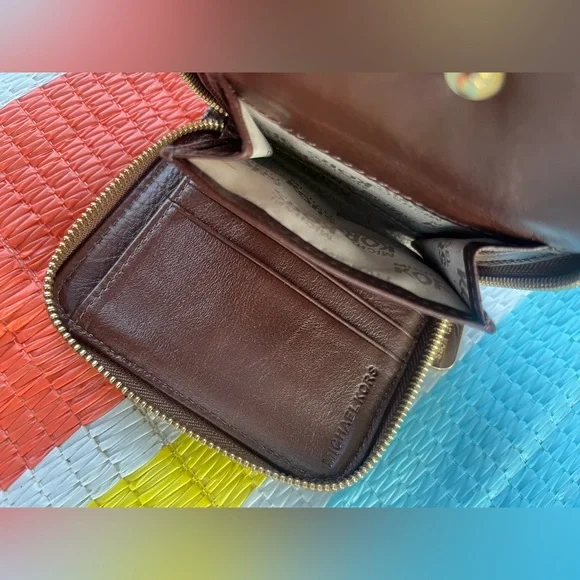 ✨HP✨ Michael Kors Brown and Tan Wallet EUC - Picture 4 of 10